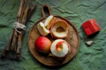 Prażone jabłko z cynamonem i orzechami