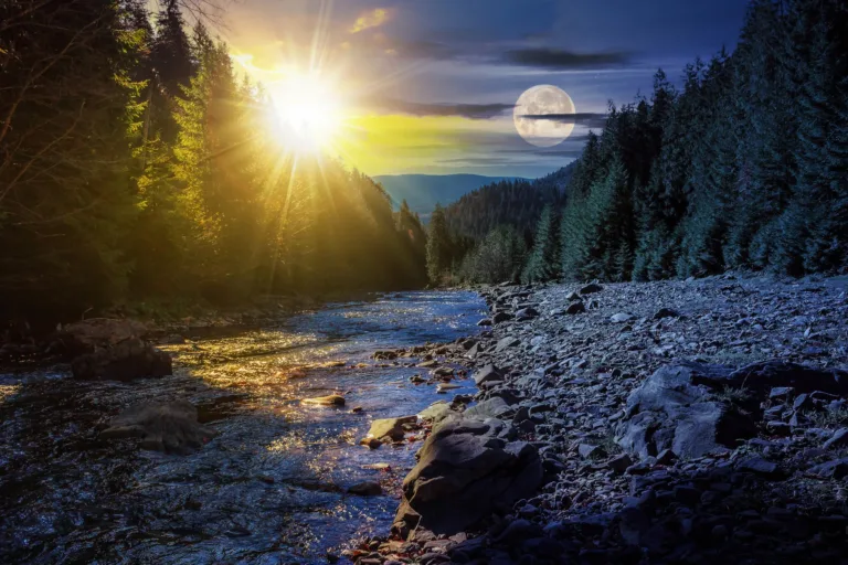 Krajobraz przedstawiający las z rzeką, gdzie z jednej strony jasno świeci słońce, a z drugiej widoczny jest pełny księżyc, sugerując przejście z dnia w noc.