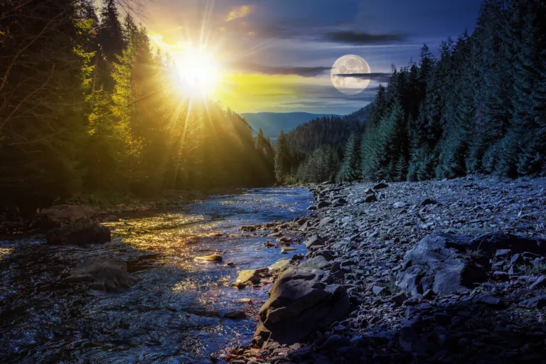 Krajobraz przedstawiający las z rzeką, gdzie z jednej strony jasno świeci słońce, a z drugiej widoczny jest pełny księżyc, sugerując przejście z dnia w noc.