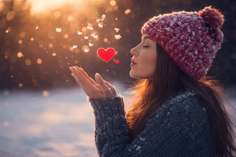 Kobieta w zimowej scenerii z sercem - walentynki dla siebie i self-love bez presji