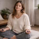 Kobieta w chwili wyciszenia w domu - aura i energia, powrót do równowagi